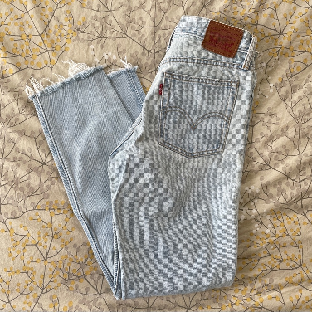 Levi’s wedgie fit with distressed knee size 25